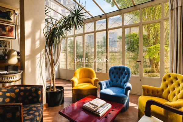 A vendre -Avignon intra-muros ? Maison de caractère avec cour privative arborée, 3 chambres avec salles de bains, véranda - possibilité de garage de 60 m²