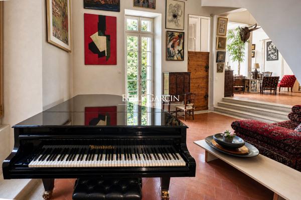 A vendre -Avignon intra-muros ? Maison de caractère avec cour privative arborée, 3 chambres avec salles de bains, véranda - possibilité de garage de 60 m²