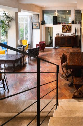 A vendre -Avignon intra-muros ? Maison de caractère avec cour privative arborée, 3 chambres avec salles de bains, véranda - possibilité de garage de 60 m²