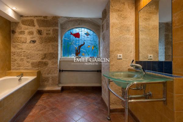 A vendre -Avignon intra-muros ? Maison de caractère avec cour privative arborée, 3 chambres avec salles de bains, véranda - possibilité de garage de 60 m²