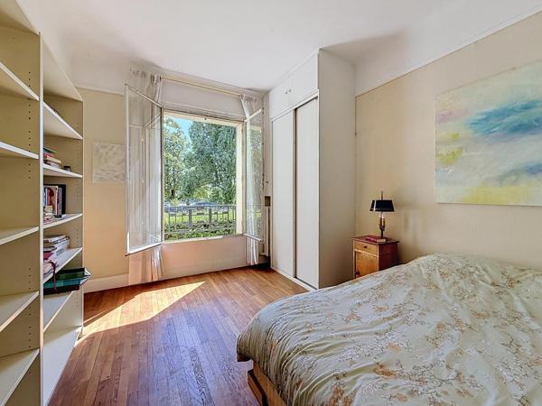 AUTEUIL - IMMEUBLE DE STANDING - BEAU POTENTIEL