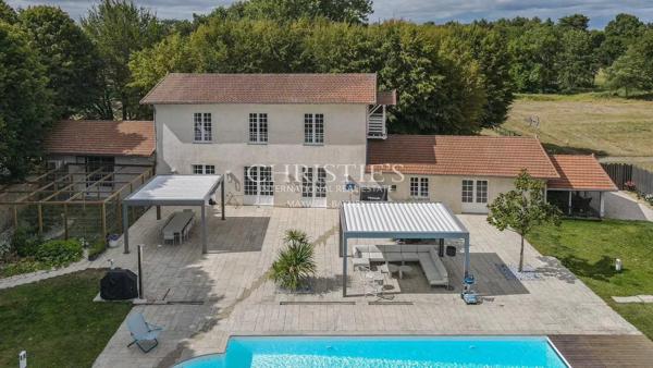 CHATEAU D’EXCEPTION du XVIIIᵉ siècle au cœur d’un domaine privé de 42 hectares.