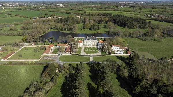 CHATEAU D’EXCEPTION du XVIIIᵉ siècle au cœur d’un domaine privé de 42 hectares.