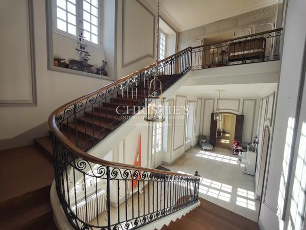 CHATEAU D’EXCEPTION du XVIIIᵉ siècle au cœur d’un domaine privé de 42 hectares.