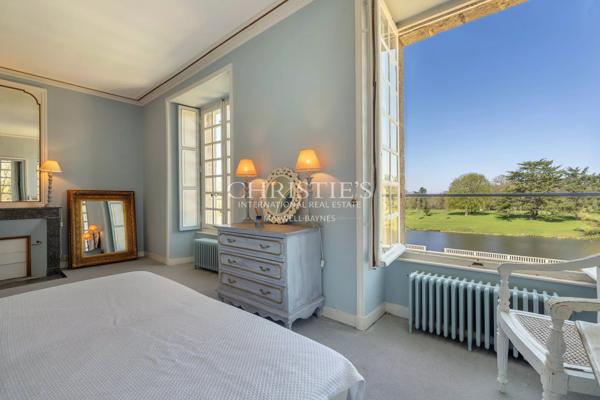 CHATEAU D’EXCEPTION du XVIIIᵉ siècle au cœur d’un domaine privé de 42 hectares.