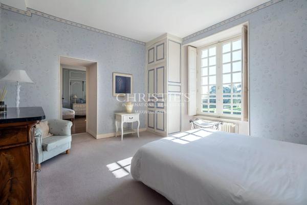 CHATEAU D’EXCEPTION du XVIIIᵉ siècle au cœur d’un domaine privé de 42 hectares.
