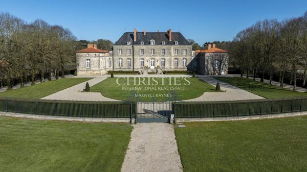 CHATEAU D’EXCEPTION du XVIIIᵉ siècle au cœur d’un domaine privé de 42 hectares.