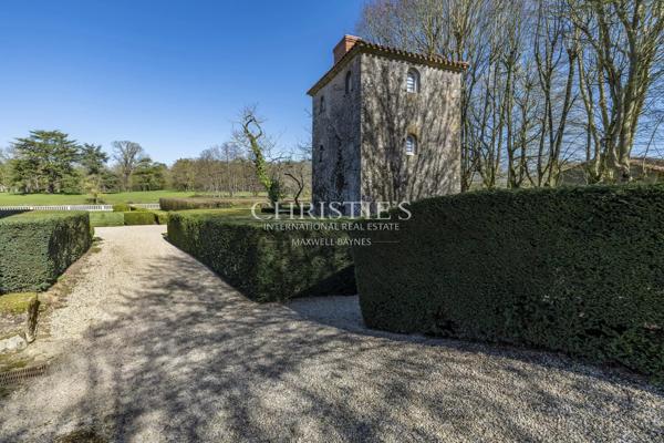 CHATEAU D’EXCEPTION du XVIIIᵉ siècle au cœur d’un domaine privé de 42 hectares.