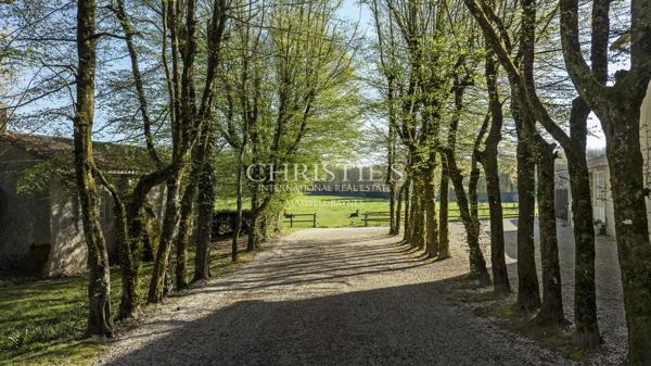 CHATEAU D’EXCEPTION du XVIIIᵉ siècle au cœur d’un domaine privé de 42 hectares.