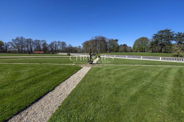 CHATEAU D’EXCEPTION du XVIIIᵉ siècle au cœur d’un domaine privé de 42 hectares.