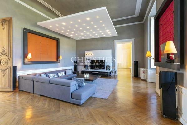 CHATEAU D’EXCEPTION du XVIIIᵉ siècle au cœur d’un domaine privé de 42 hectares.