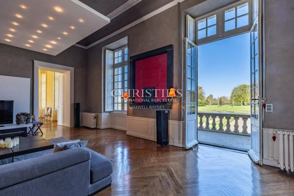 CHATEAU D’EXCEPTION du XVIIIᵉ siècle au cœur d’un domaine privé de 42 hectares.