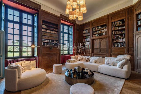 CHATEAU D’EXCEPTION du XVIIIᵉ siècle au cœur d’un domaine privé de 42 hectares.