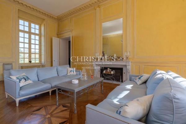 CHATEAU D’EXCEPTION du XVIIIᵉ siècle au cœur d’un domaine privé de 42 hectares.