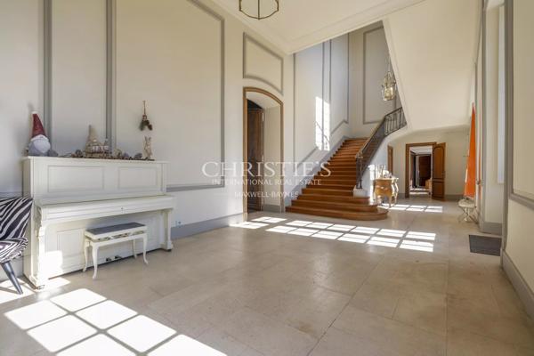 CHATEAU D’EXCEPTION du XVIIIᵉ siècle au cœur d’un domaine privé de 42 hectares.