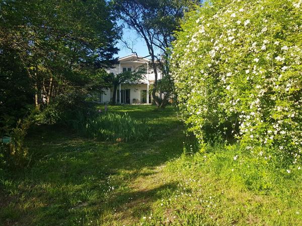 MAISON "ÉCONOME " - 240 m² - 8 PIECES - GARAGE DOUBLE - TERRAIN 3574 m²