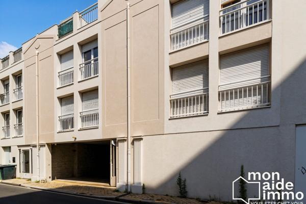 Studio et son parking