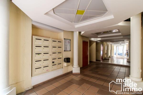 Studio et son parking