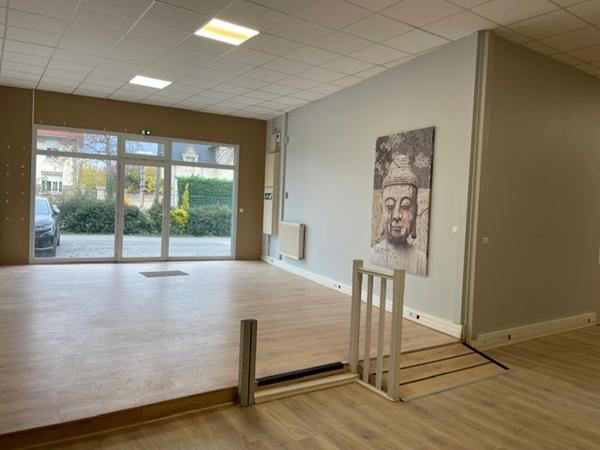 Excellente visibilité. Bel emplacement sur axe passant. Locaux de 502 m2 situés proche du centre ville de Soissons. Disponible immédiatement.
