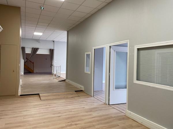 Excellente visibilité. Bel emplacement sur axe passant. Locaux de 502 m2 situés proche du centre ville de Soissons. Disponible immédiatement.