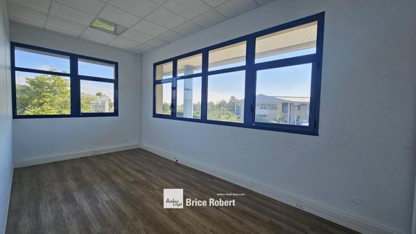 Bureaux à louer rénovés à Bron avec parkings et accès transports