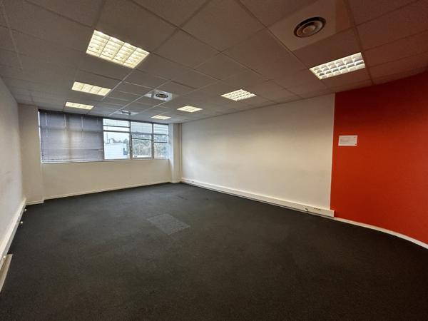 Bureaux à louer 490 m² à Gradignan sur site sécurisé avec parking