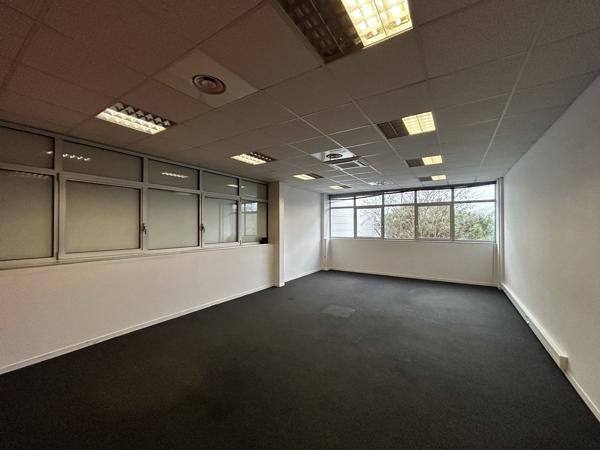Bureaux à louer 490 m² à Gradignan sur site sécurisé avec parking