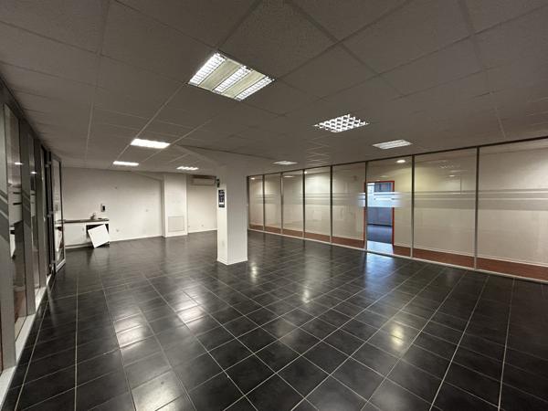 Bureaux à louer 490 m² à Gradignan sur site sécurisé avec parking