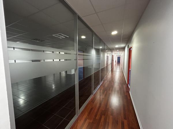 Bureaux à louer 490 m² à Gradignan sur site sécurisé avec parking
