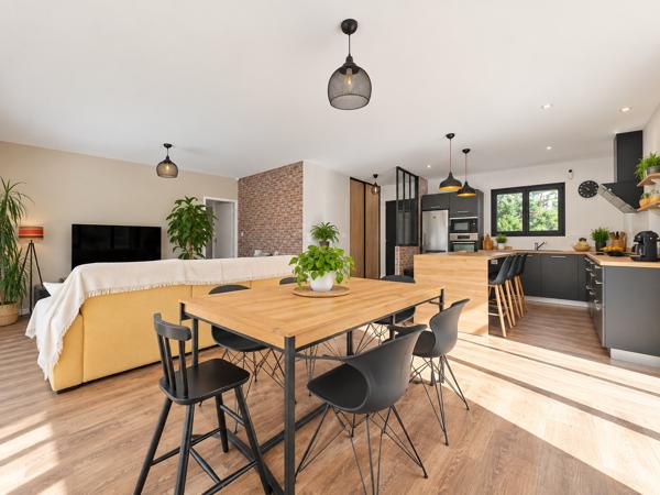 Maison
         5 pièces
        - 100 m² 279 900 € *