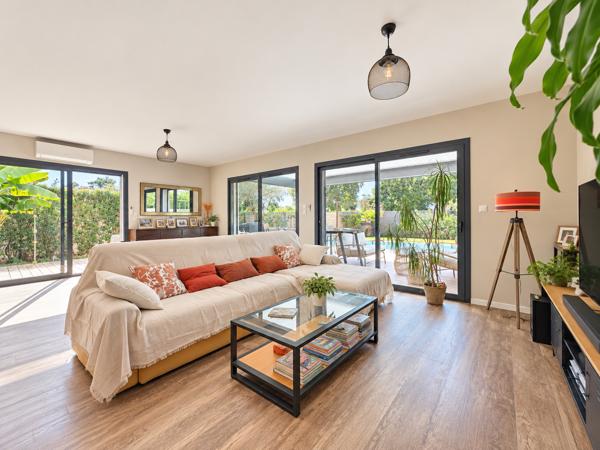 Maison
         5 pièces
        - 100 m² 279 900 € *