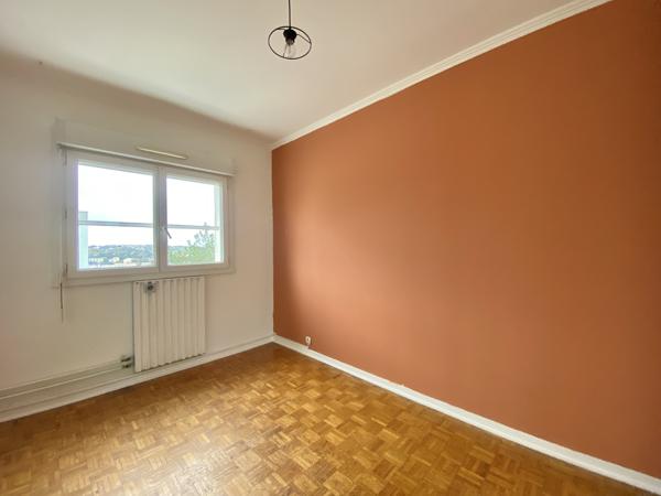 Saint-Étienne (42000) *Opportunité à saisir* T4 de + de 81m² au dernier étage