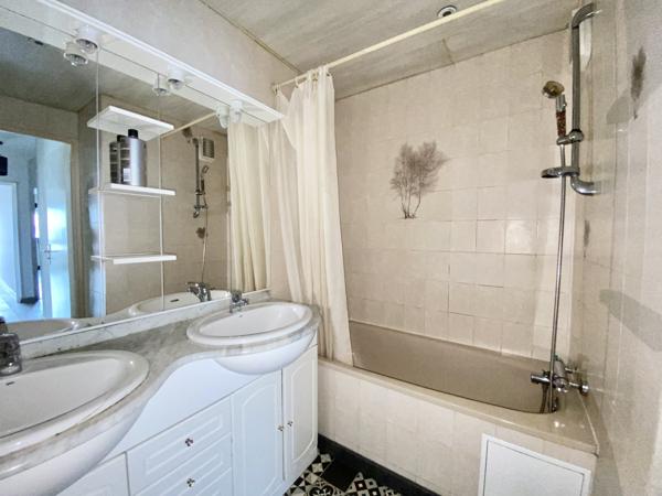 Saint-Étienne (42000) *Opportunité à saisir* T4 de + de 81m² au dernier étage