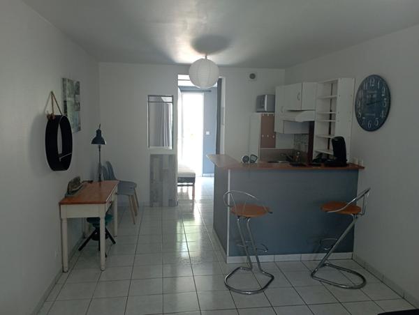 A LOUER STUDIO MEUBLE LA ROCHELLE LES MINIMES (BAIL ETUDIANT)