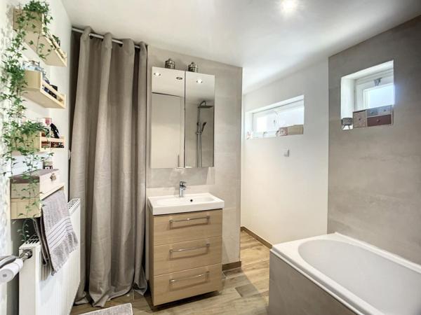 MAISON RENOVEE 2 CHAMBRES COMBLES JARDIN