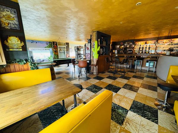 Immeuble comprenant un local commercial et un appartement