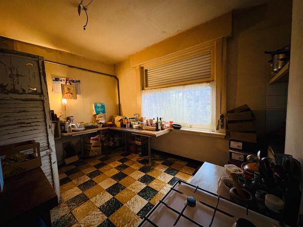 Immeuble comprenant un local commercial et un appartement