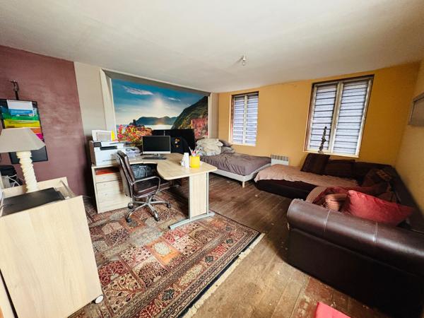 Immeuble comprenant un local commercial et un appartement