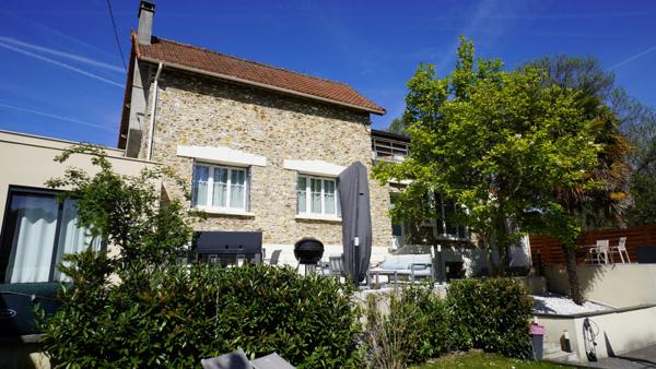 COUP DE CŒUR ASSURÉ pour cette magnifique maison en pierre des années 1930, entièrement rénovée, alliant cachet de l’ancien, volumes exceptionnels et confort moderne, au cœur d’un environnement calme