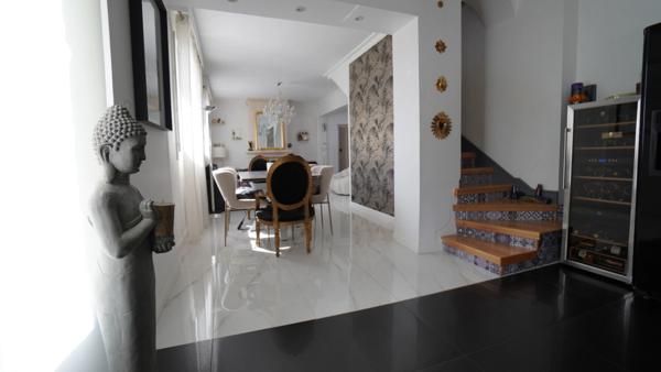 COUP DE CŒUR ASSURÉ pour cette magnifique maison en pierre des années 1930, entièrement rénovée, alliant cachet de l’ancien, volumes exceptionnels et confort moderne, au cœur d’un environnement calme