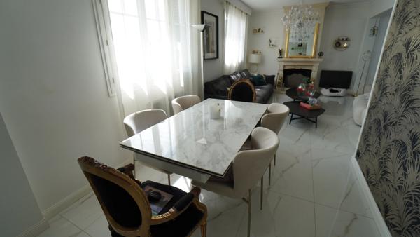 COUP DE CŒUR ASSURÉ pour cette magnifique maison en pierre des années 1930, entièrement rénovée, alliant cachet de l’ancien, volumes exceptionnels et confort moderne, au cœur d’un environnement calme