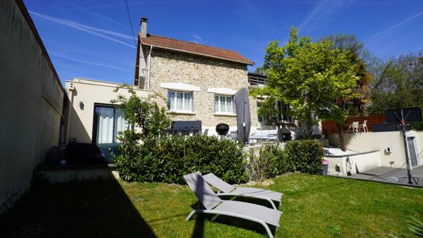 COUP DE CŒUR ASSURÉ pour cette magnifique maison en pierre des années 1930, entièrement rénovée, alliant cachet de l’ancien, volumes exceptionnels et confort moderne, au cœur d’un environnement calme