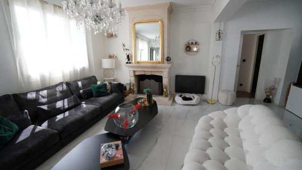 COUP DE CŒUR ASSURÉ pour cette magnifique maison en pierre des années 1930, entièrement rénovée, alliant cachet de l’ancien, volumes exceptionnels et confort moderne, au cœur d’un environnement calme