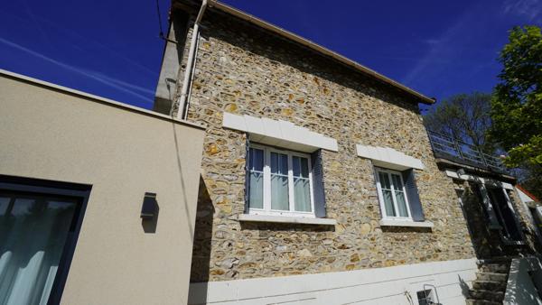 COUP DE CŒUR ASSURÉ pour cette magnifique maison en pierre des années 1930, entièrement rénovée, alliant cachet de l’ancien, volumes exceptionnels et confort moderne, au cœur d’un environnement calme