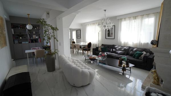 COUP DE CŒUR ASSURÉ pour cette magnifique maison en pierre des années 1930, entièrement rénovée, alliant cachet de l’ancien, volumes exceptionnels et confort moderne, au cœur d’un environnement calme