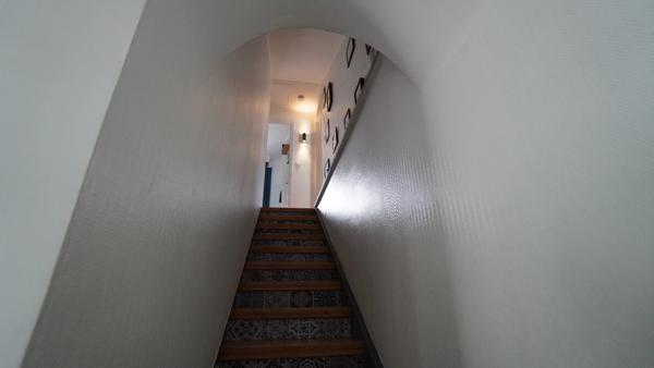 COUP DE CŒUR ASSURÉ pour cette magnifique maison en pierre des années 1930, entièrement rénovée, alliant cachet de l’ancien, volumes exceptionnels et confort moderne, au cœur d’un environnement calme