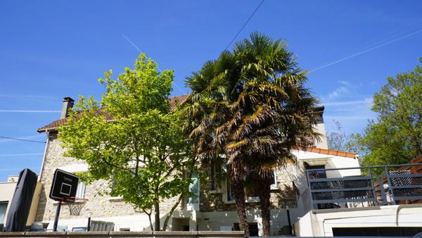 COUP DE CŒUR ASSURÉ pour cette magnifique maison en pierre des années 1930, entièrement rénovée, alliant cachet de l’ancien, volumes exceptionnels et confort moderne, au cœur d’un environnement calme