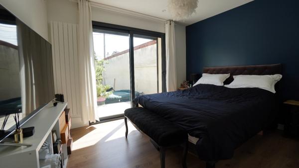 COUP DE CŒUR ASSURÉ pour cette magnifique maison en pierre des années 1930, entièrement rénovée, alliant cachet de l’ancien, volumes exceptionnels et confort moderne, au cœur d’un environnement calme