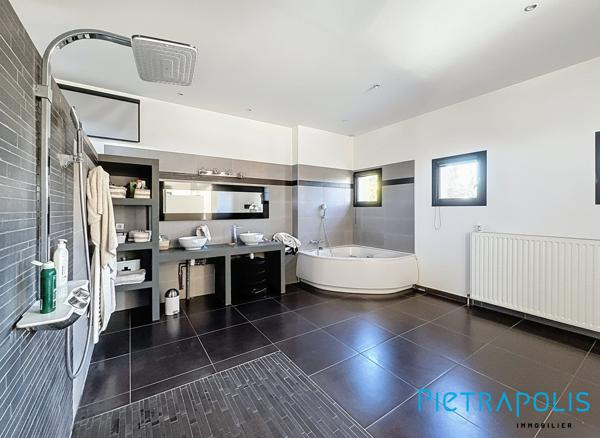 EXCLUSIVITÉ - LEDIGNAN : Sur une parcelle de 1174m², Maison de 199m², piscine, garage