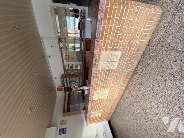 Un immeuble à usage de commerce et d'habitation